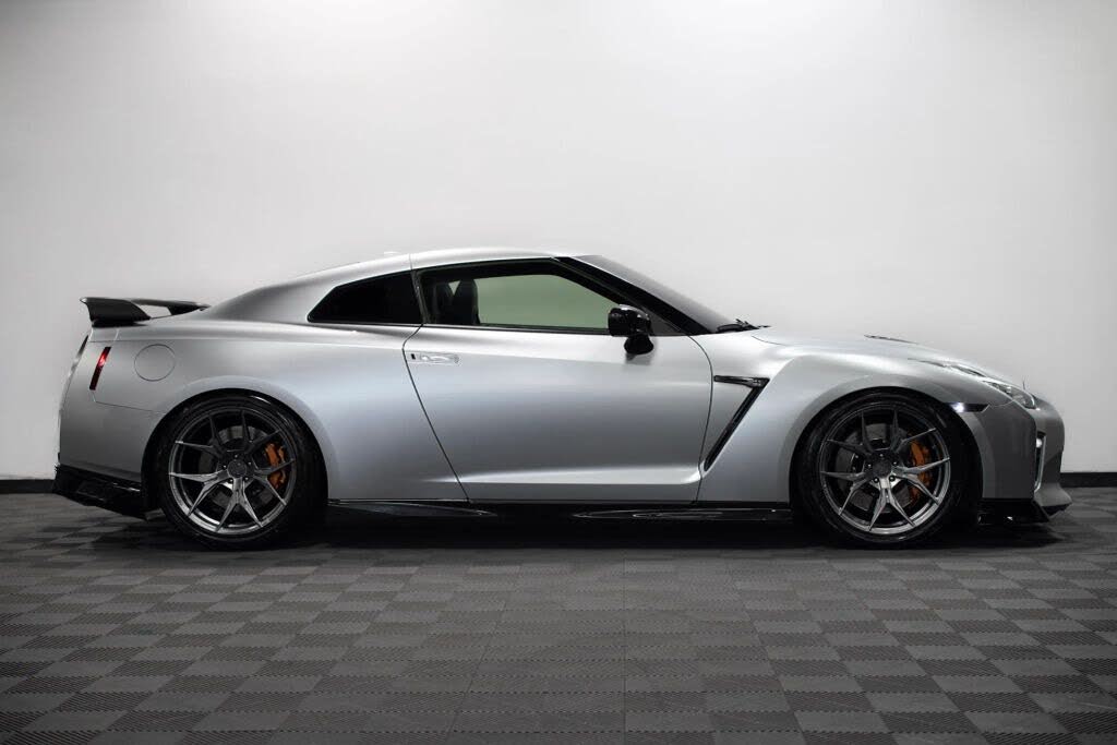2020 Nissan GT-R Premium AWD photo 9