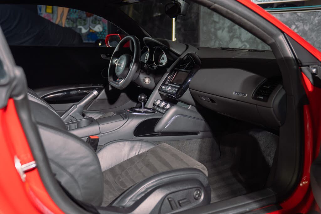 2015 Audi R8 quattro V8 Coupe AWD photo 2 of 24