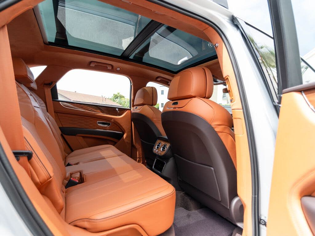 2026 Bentley Bentayga Hybrid Azure AWD photo 18