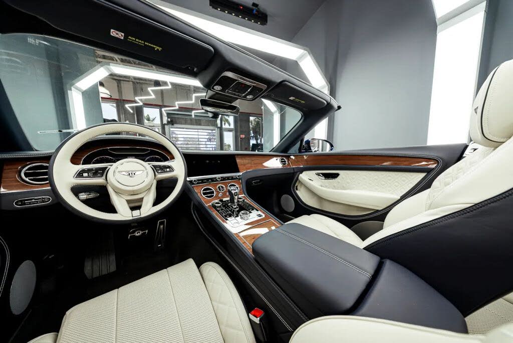 2022 Bentley Continental GTC V8 AWD photo 2