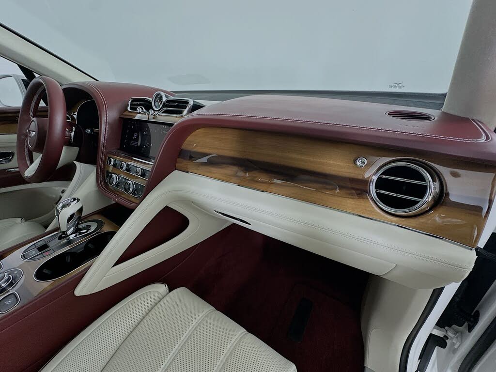 2026 Bentley Bentayga V8 AWD photo 2