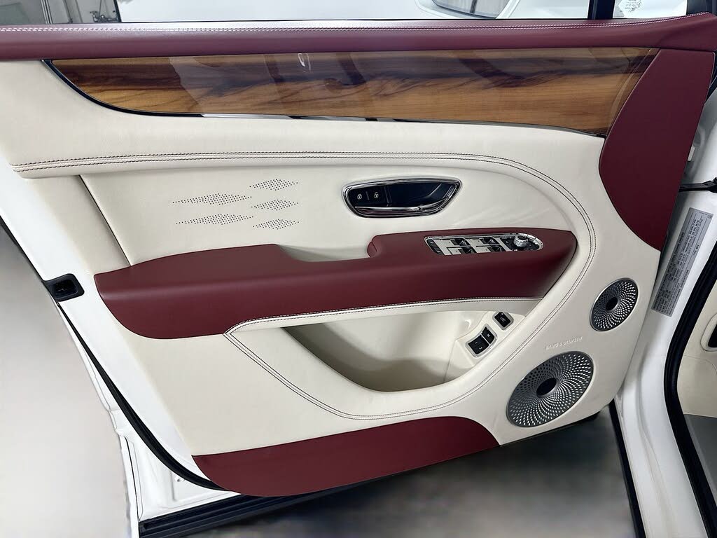 2026 Bentley Bentayga V8 AWD photo 18