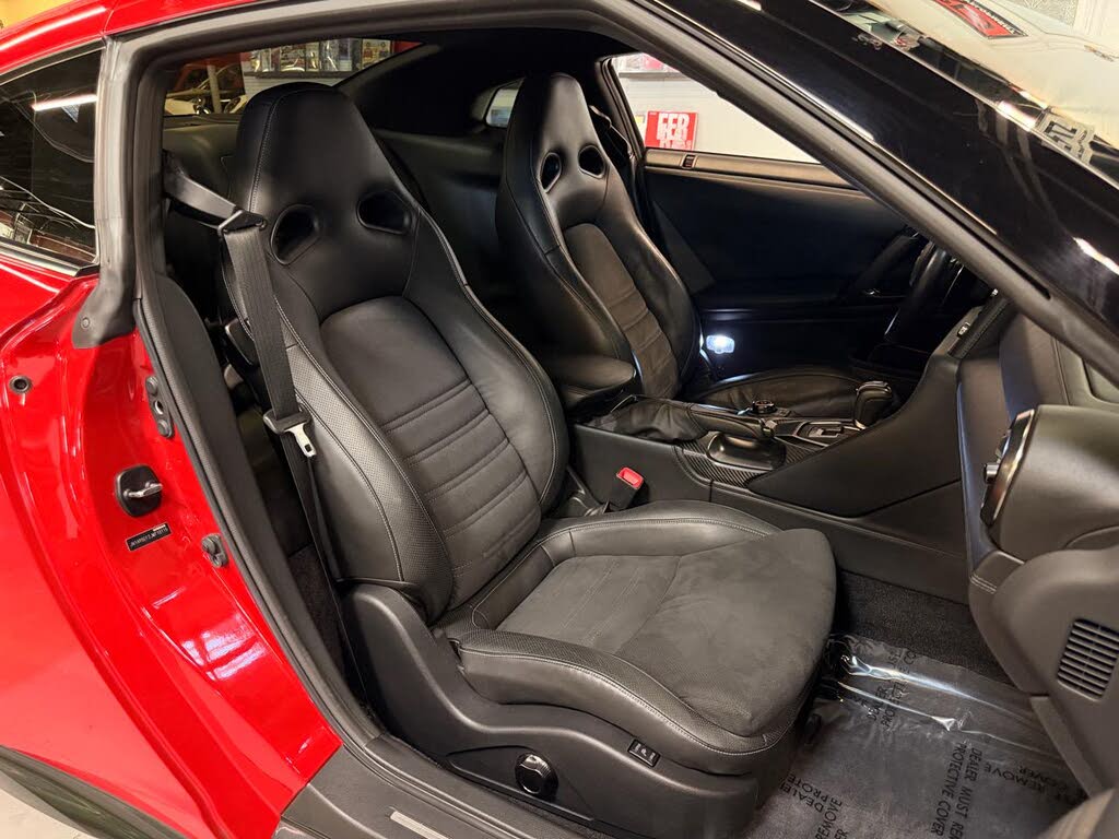 2018 Nissan GT-R Premium AWD photo 22