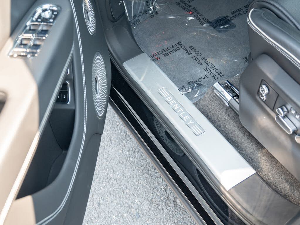 2024 Bentley Bentayga Azure V8 AWD photo 18
