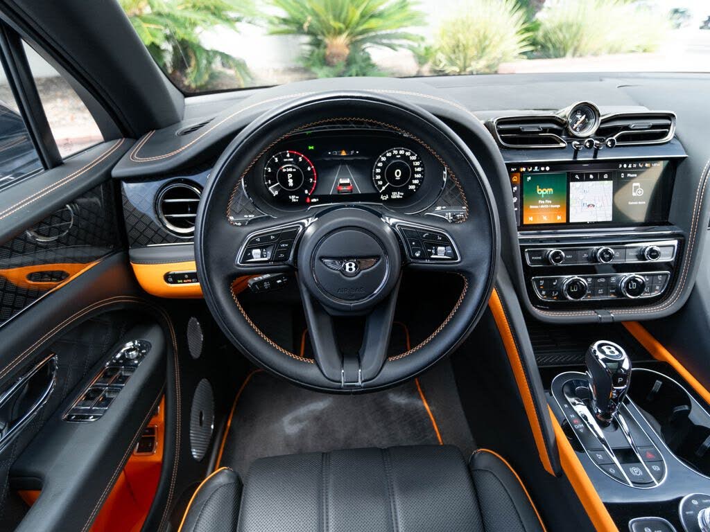 2025 Bentley Bentayga V8 AWD photo 2