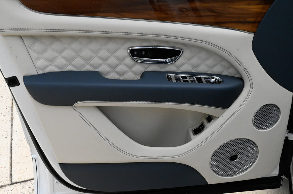 2023 Bentley Bentayga Azure V8 AWD photo 20