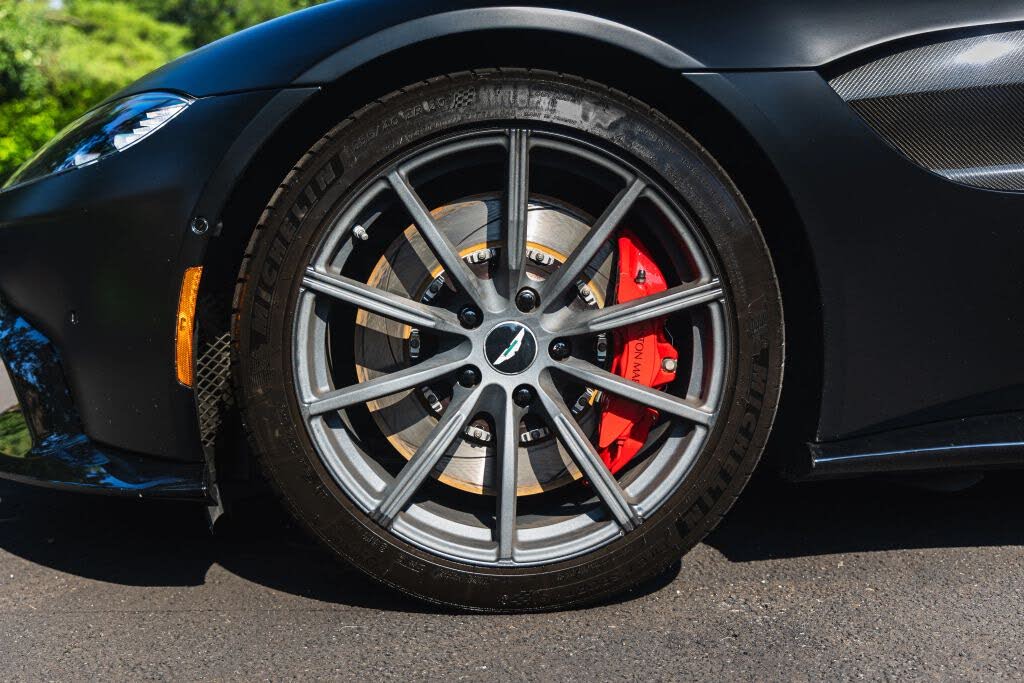 2019 Aston Martin Vantage RWD photo 18