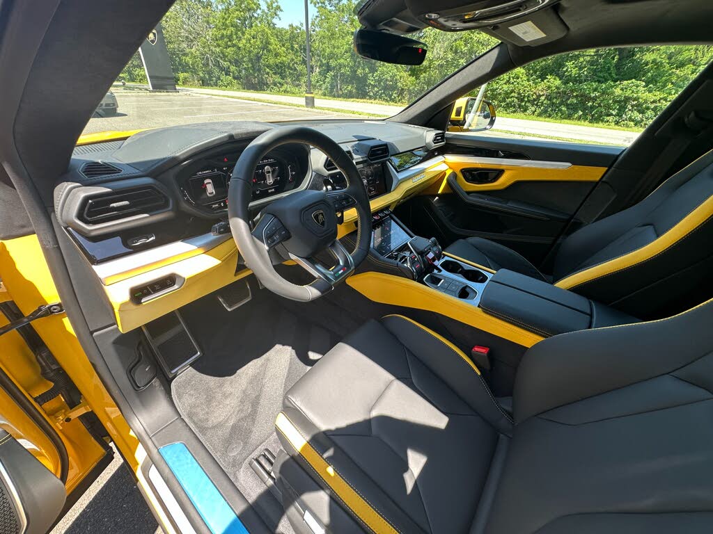 2026 Lamborghini Urus photo 2