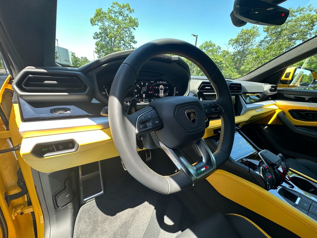 2026 Lamborghini Urus photo 4