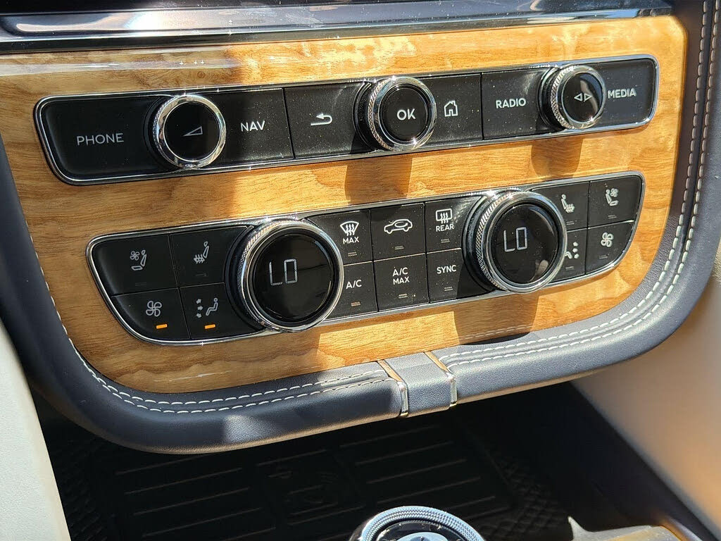 2023 Bentley Bentayga Hybrid Azure AWD photo 12