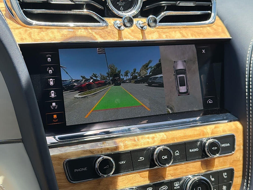 2023 Bentley Bentayga Hybrid Azure AWD photo 14
