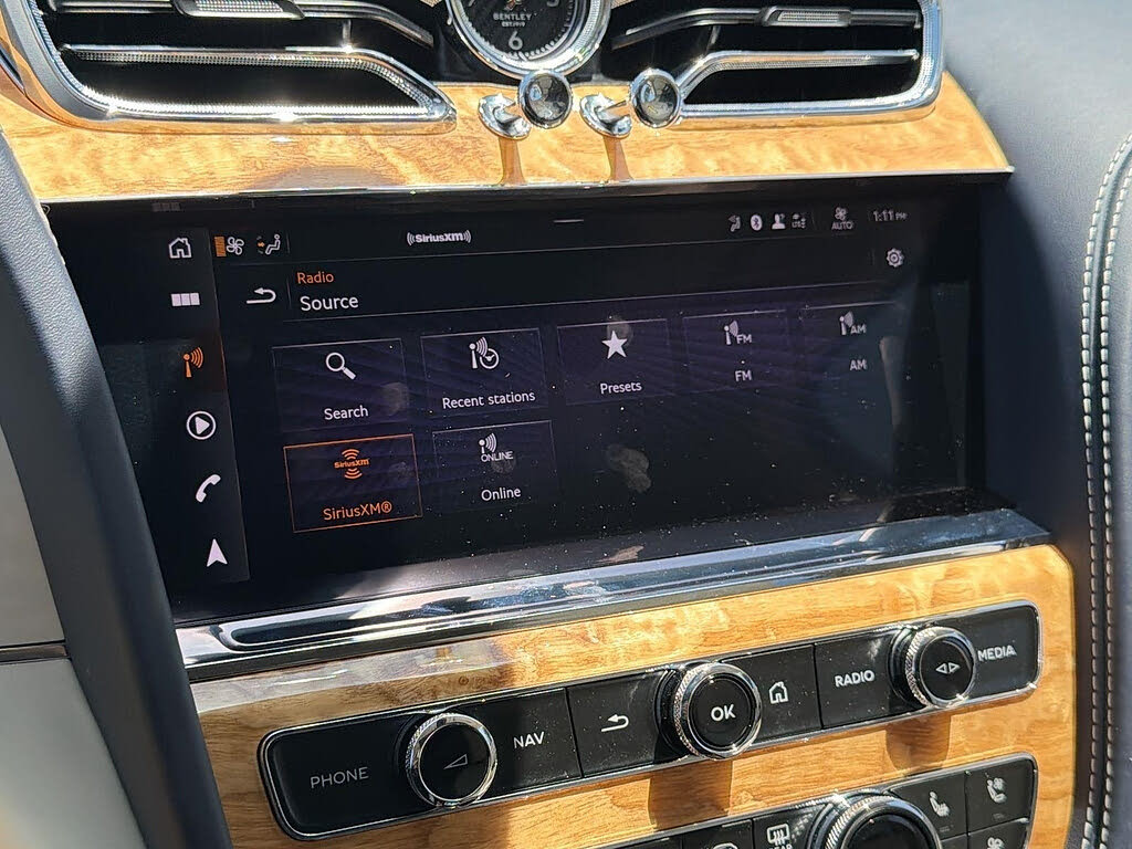 2023 Bentley Bentayga Hybrid Azure AWD photo 15