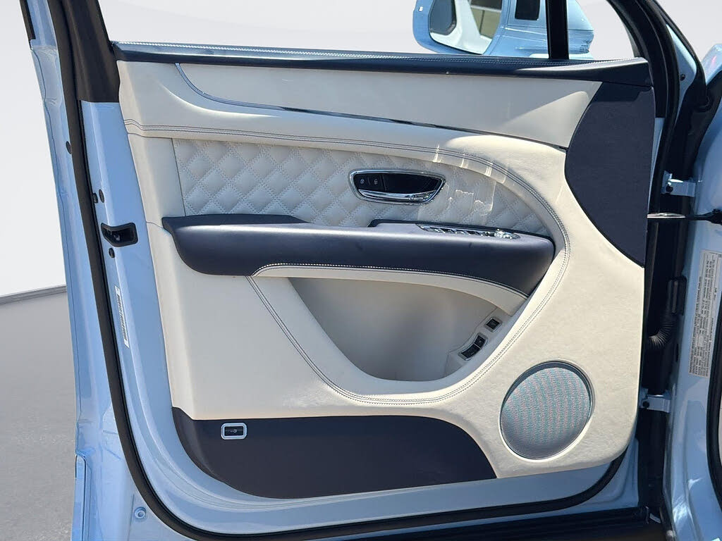 2023 Bentley Bentayga Hybrid Azure AWD photo 19