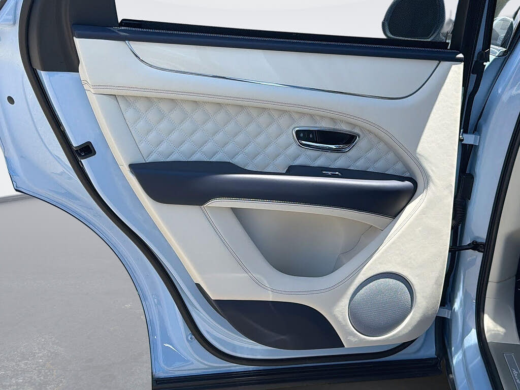 2023 Bentley Bentayga Hybrid Azure AWD photo 24