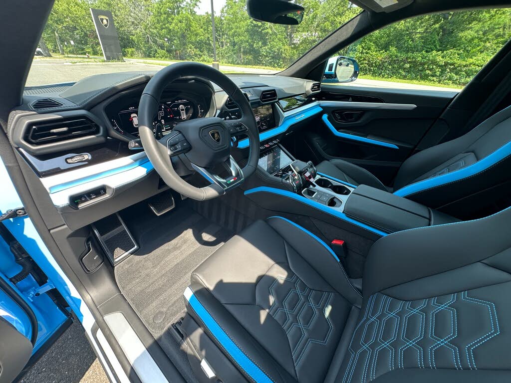 2026 Lamborghini Urus photo 2