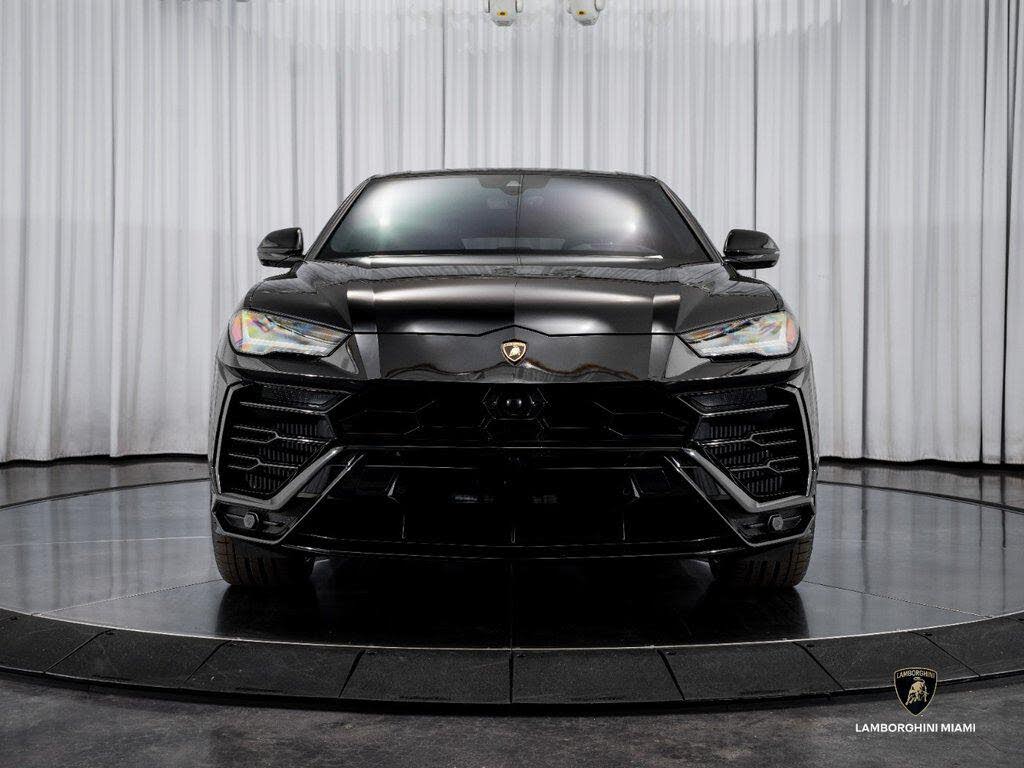 2022 Lamborghini Urus AWD photo 2
