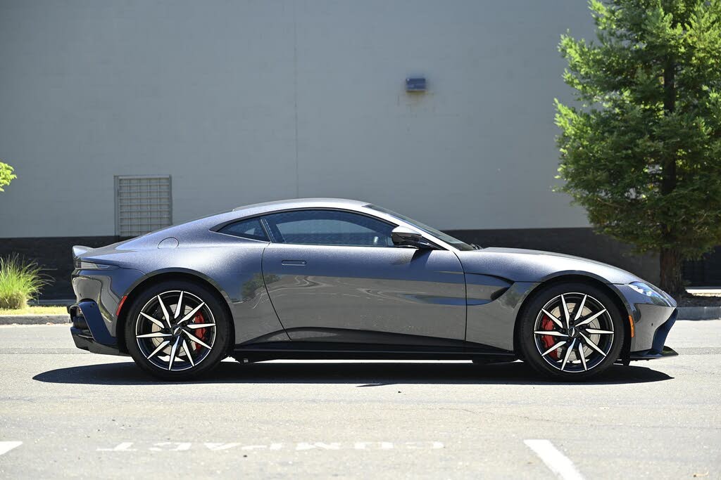 2020 Aston Martin Vantage RWD photo 2