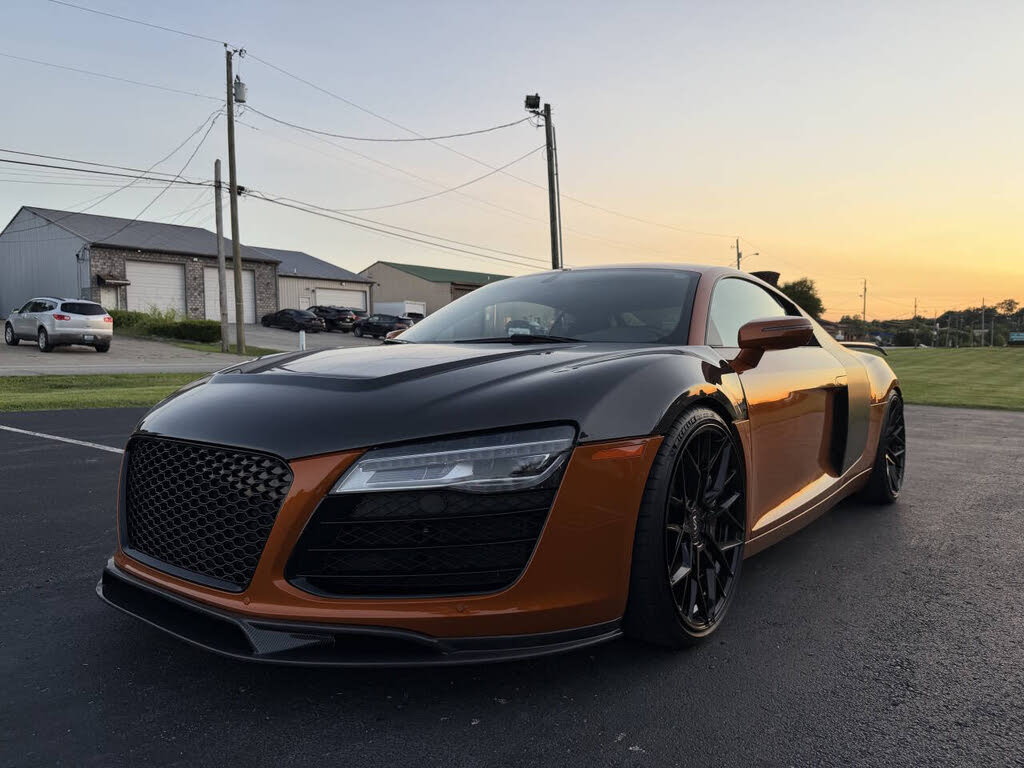 2014 Audi R8 quattro V8 Coupe AWD photo 2 of 24