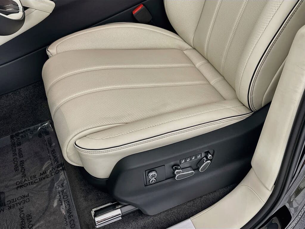 2026 Bentley Bentayga V8 AWD photo 16