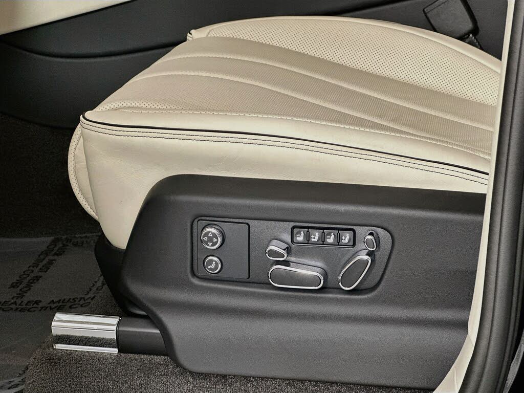 2026 Bentley Bentayga V8 AWD photo 17