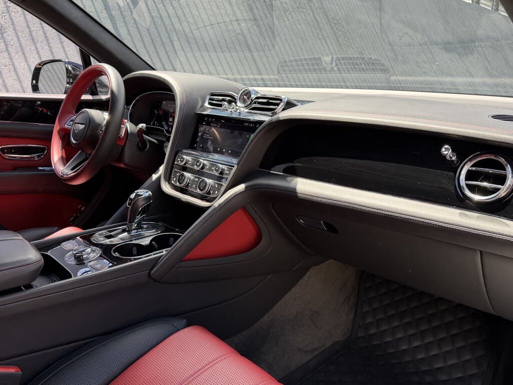 2023 Bentley Bentayga Azure V8 AWD photo 2