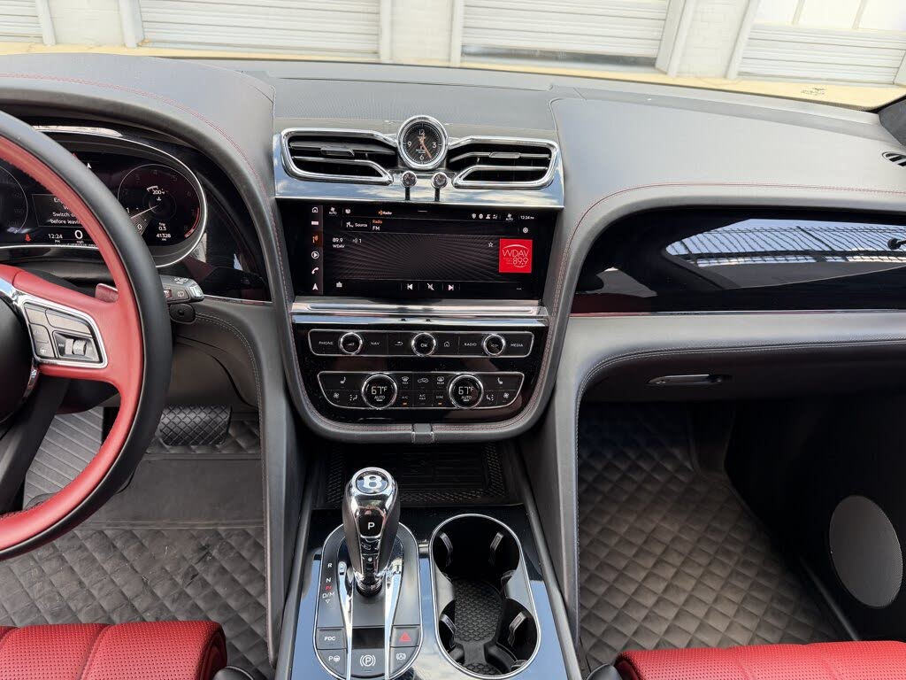 2023 Bentley Bentayga Azure V8 AWD photo 4