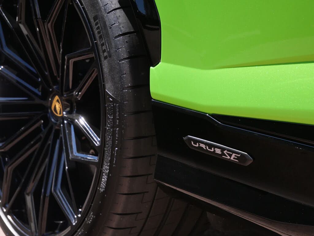 2026 Lamborghini Urus SE AWD photo 12