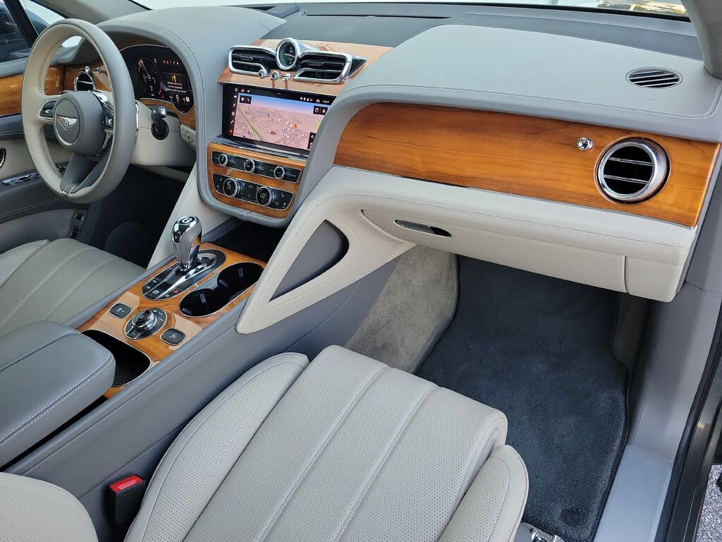 2023 Bentley Bentayga Hybrid AWD photo 3