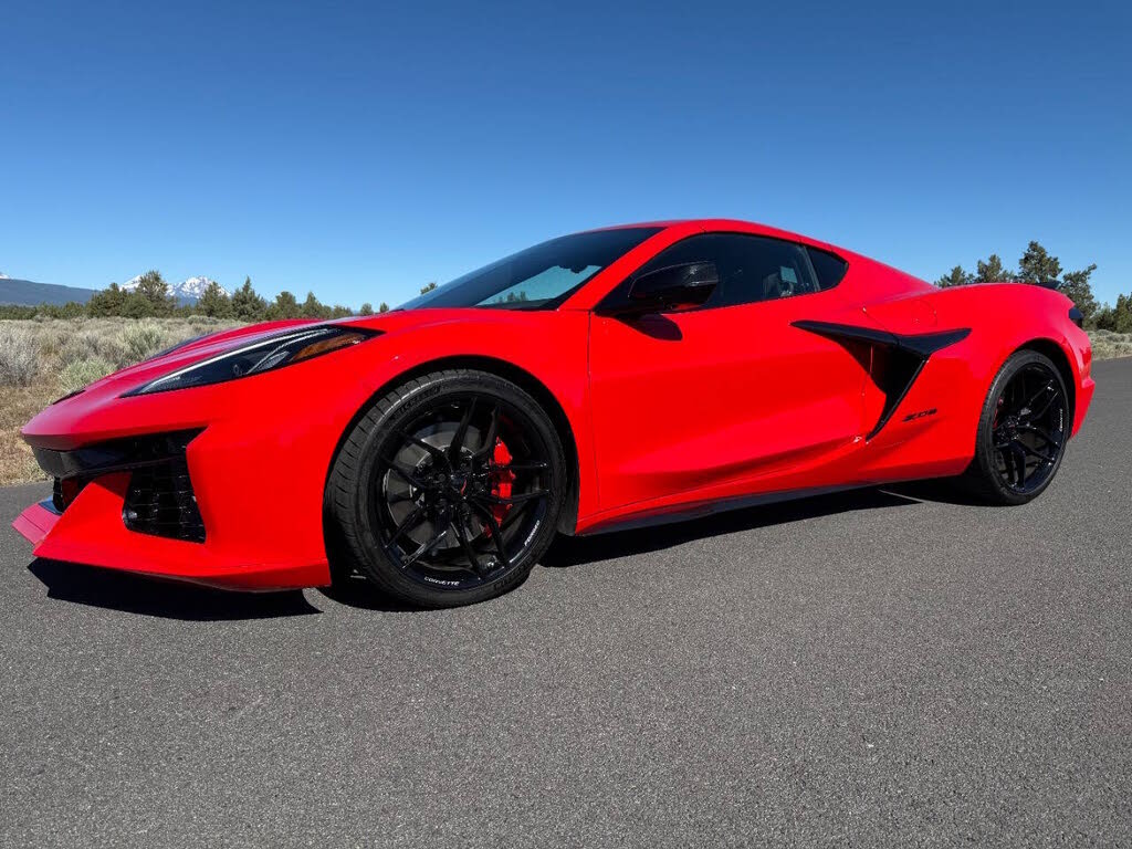 2025 Chevrolet Corvette Z06 2LZ Coupe RWD photo 2