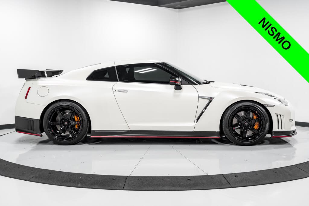2016 Nissan GT-R NISMO photo 2