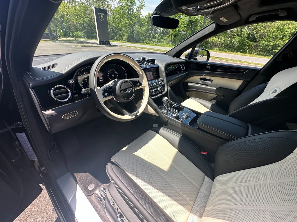 2026 Bentley Bentayga photo 2