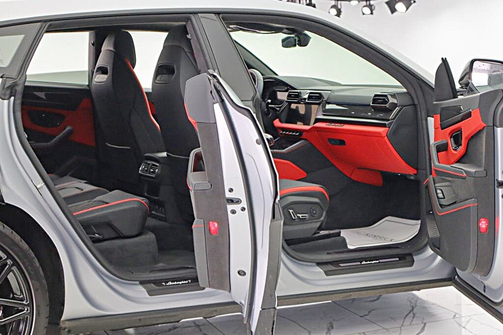 2025 Lamborghini Urus SE AWD photo 12