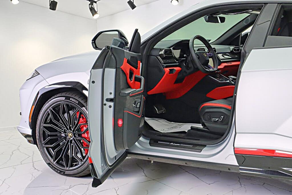 2025 Lamborghini Urus SE AWD photo 7