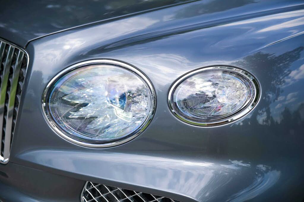 2025 Bentley Bentayga Azure V8 AWD photo 18