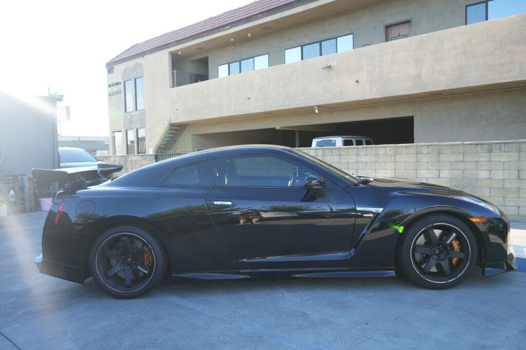 2020 Nissan GT-R Premium AWD photo 13