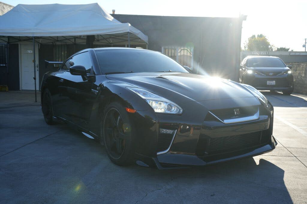 2020 Nissan GT-R Premium AWD photo 3