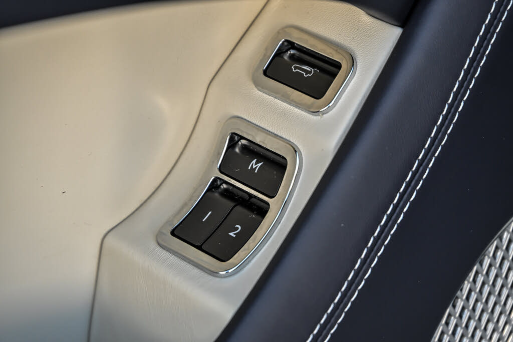 2023 Bentley Bentayga Azure V8 AWD photo 17
