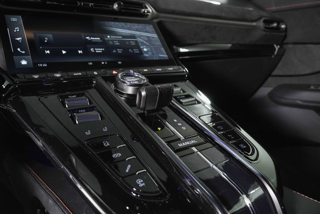2025 Aston Martin Vantage Coupe RWD photo 19