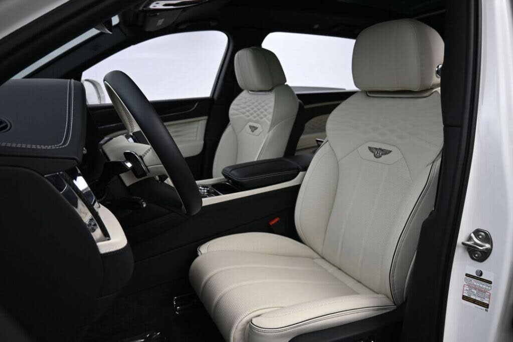 2024 Bentley Bentayga Azure V8 AWD photo 18