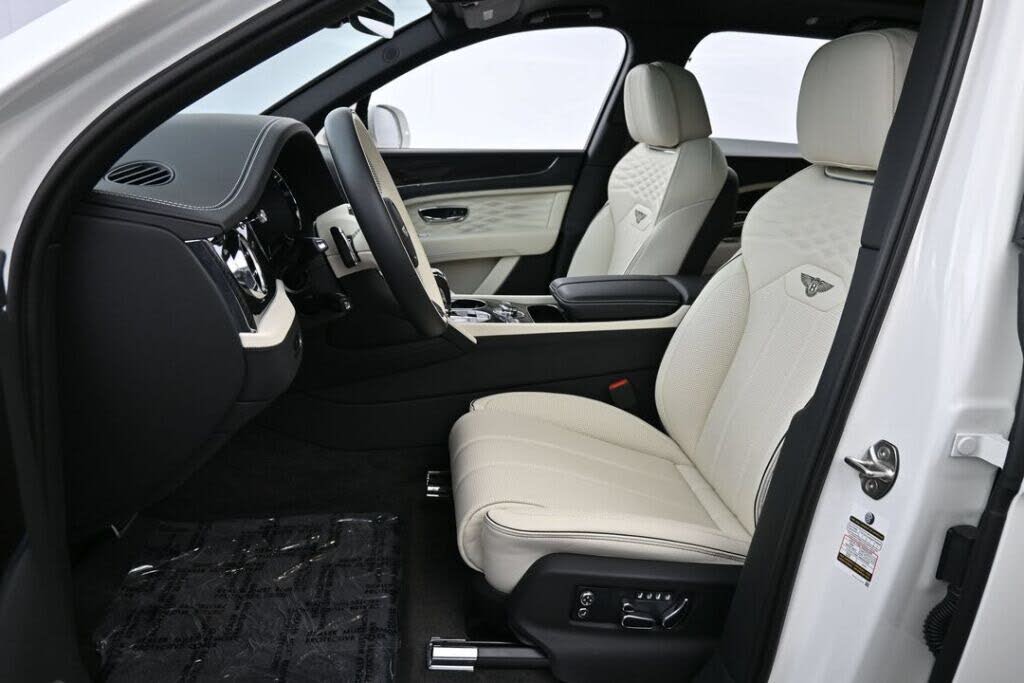 2024 Bentley Bentayga Azure V8 AWD photo 4