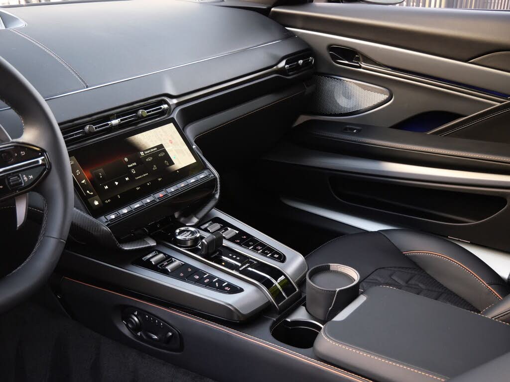 2027 Aston Martin Vanquish Coupe RWD photo 16