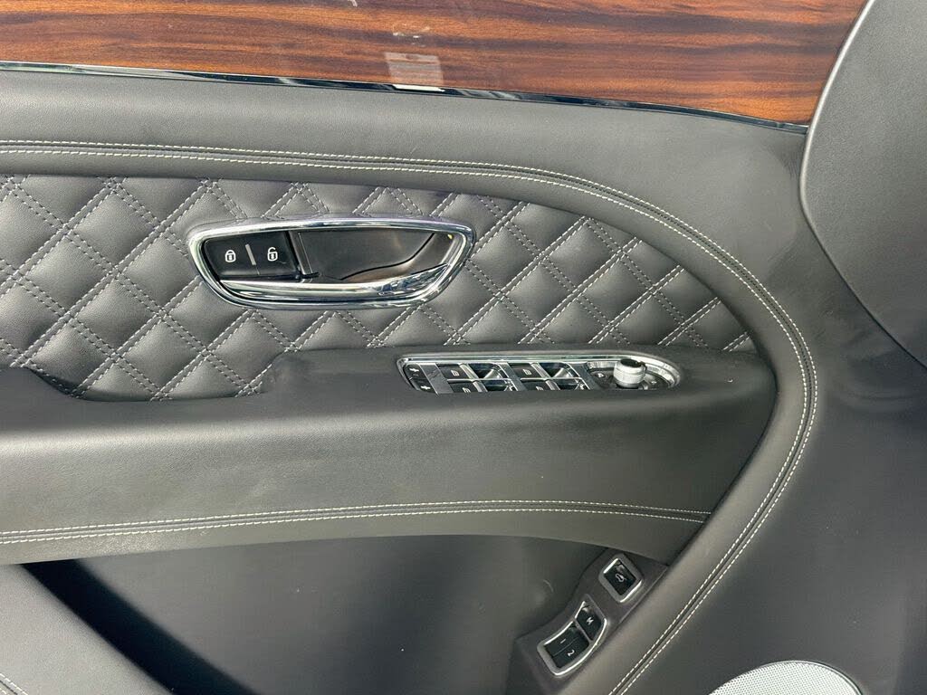 2023 Bentley Bentayga Azure V8 AWD photo 18