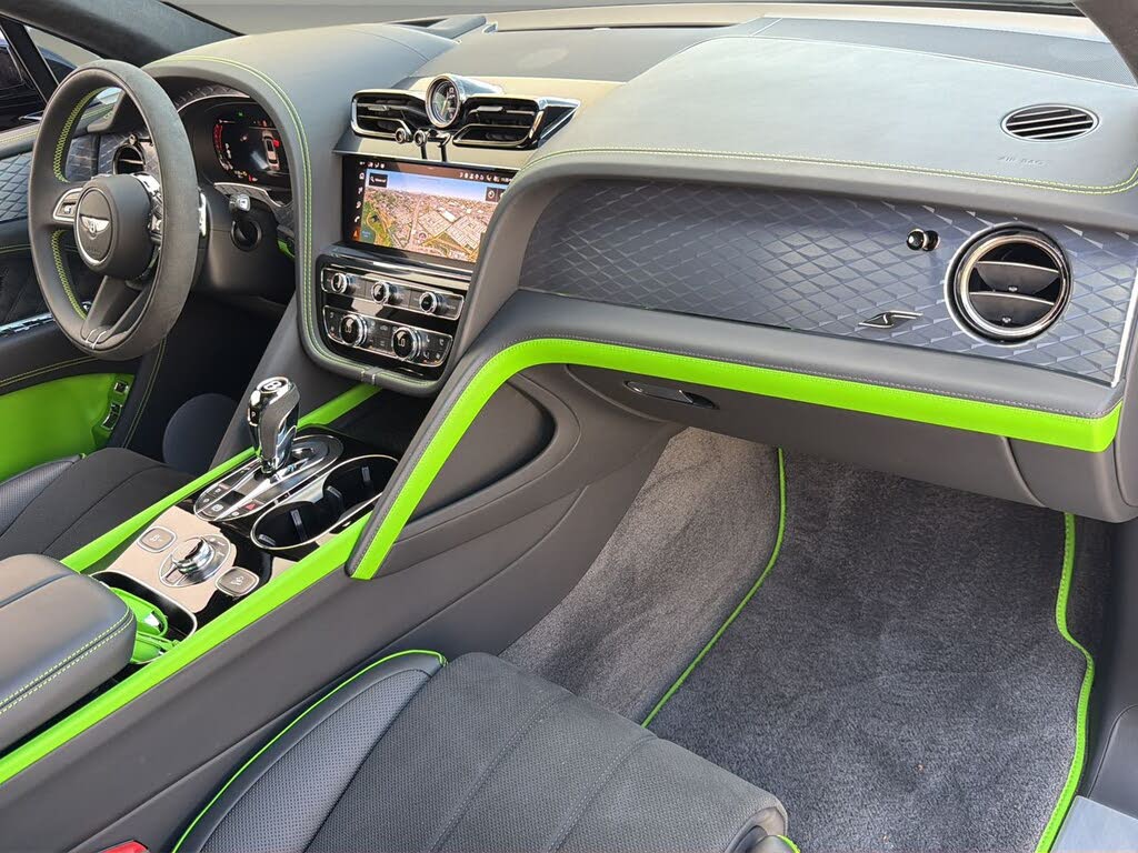 2025 Bentley Bentayga V8 AWD photo 2