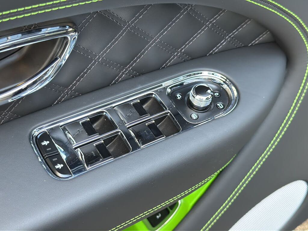 2025 Bentley Bentayga V8 AWD photo 13