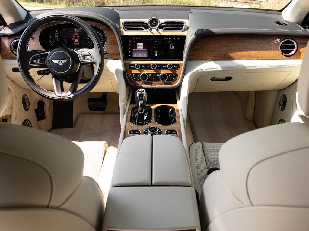 2025 Bentley Bentayga V8 AWD photo 2
