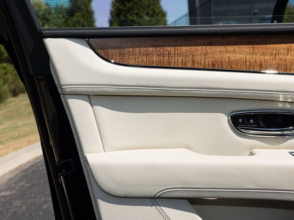 2025 Bentley Bentayga V8 AWD photo 24