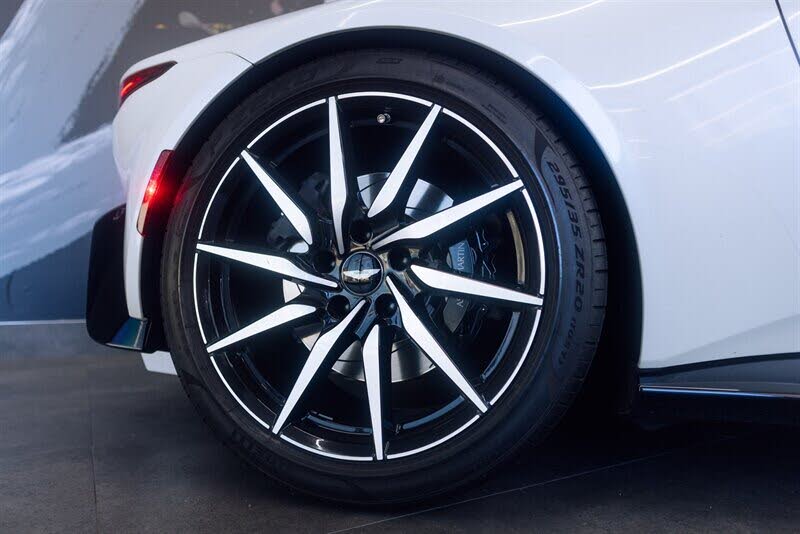 2019 Aston Martin Vantage RWD photo 16