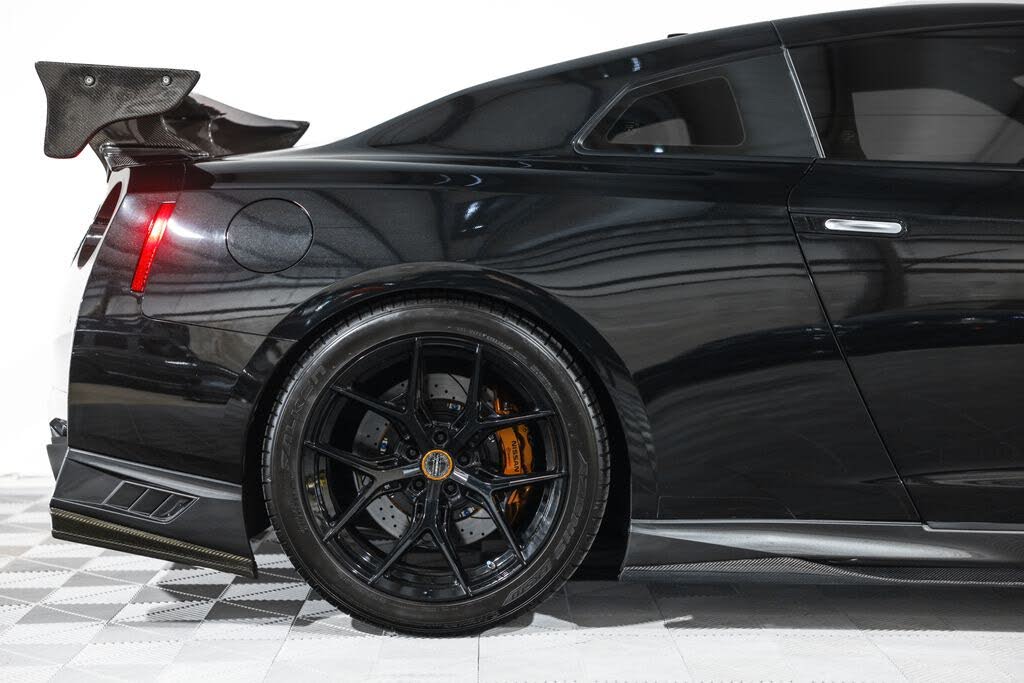 2017 Nissan GT-R Premium photo 2