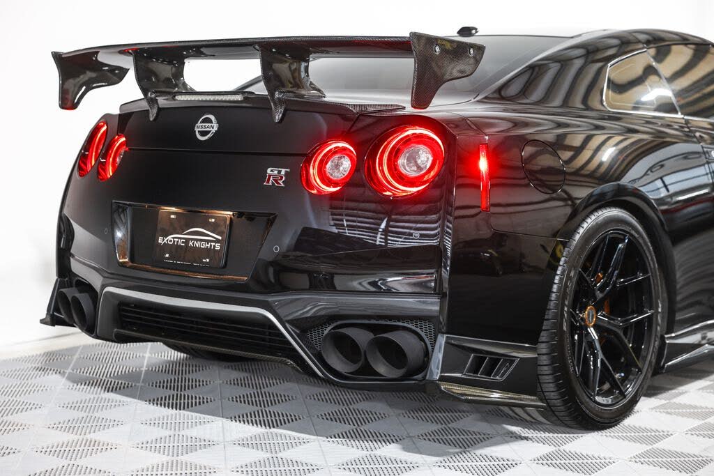 2017 Nissan GT-R Premium photo 11