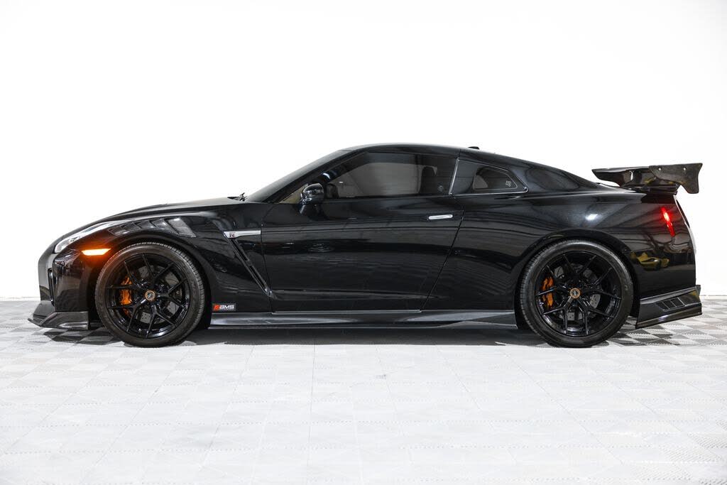 2017 Nissan GT-R Premium photo 17